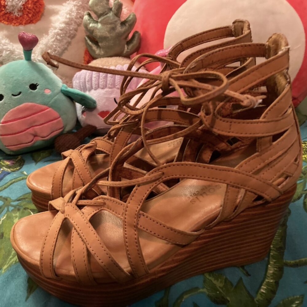 Gentle Souls by Kenneth Cole wedge. sz 6.5